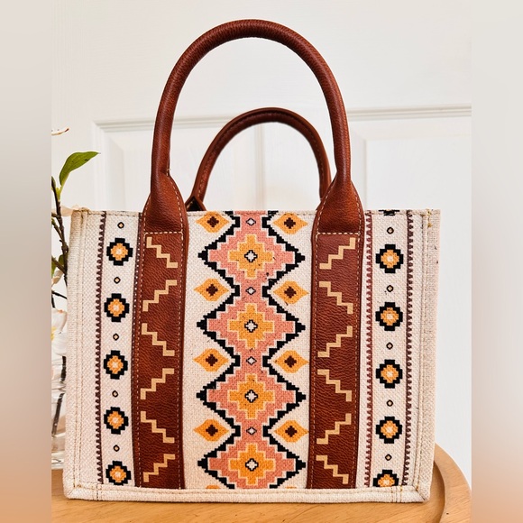 WRANGLER ~ Multicolored Aztec Pattern Design Canvas and Faux Leather Bag - Picture 8 of 9